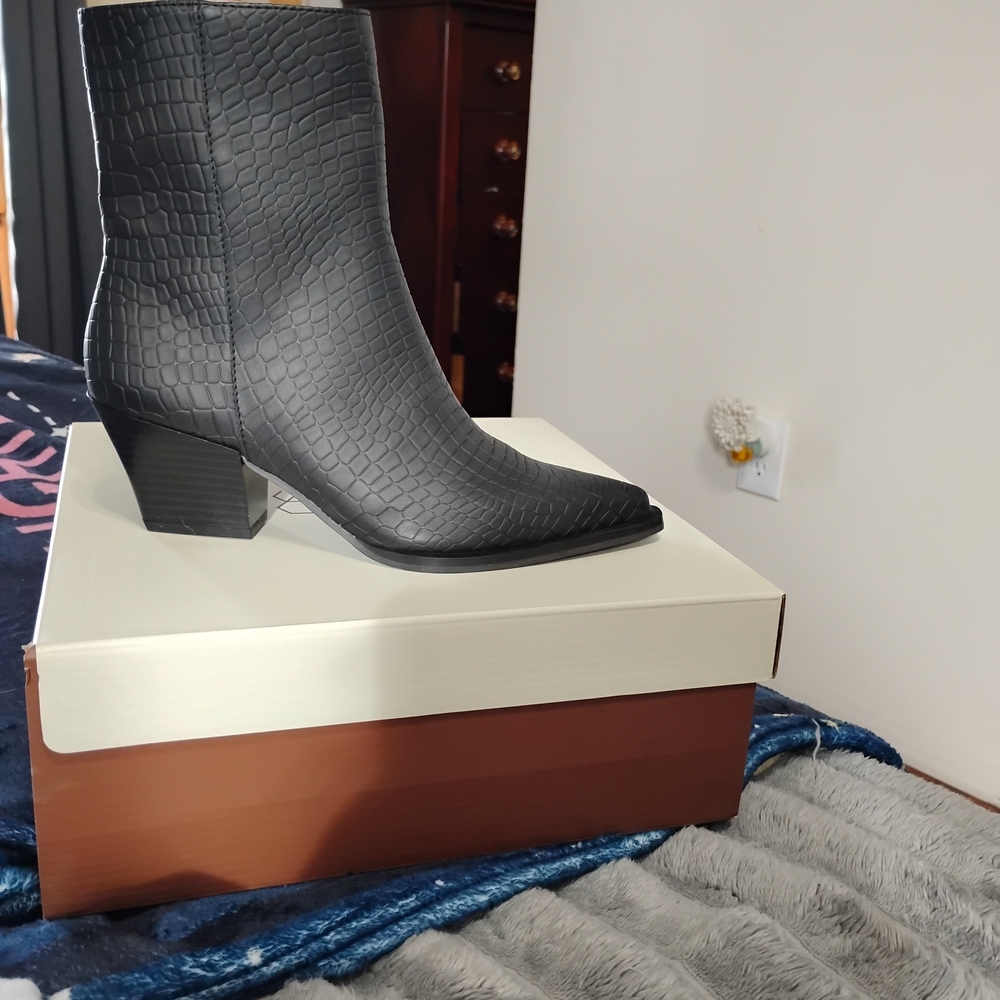 Chic Black Croc-Embossed Ankle Booties